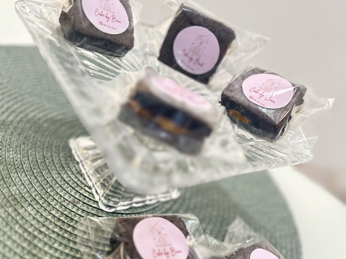 Brownies artesanais embalados individualmente com selo da marca Cake by Bina